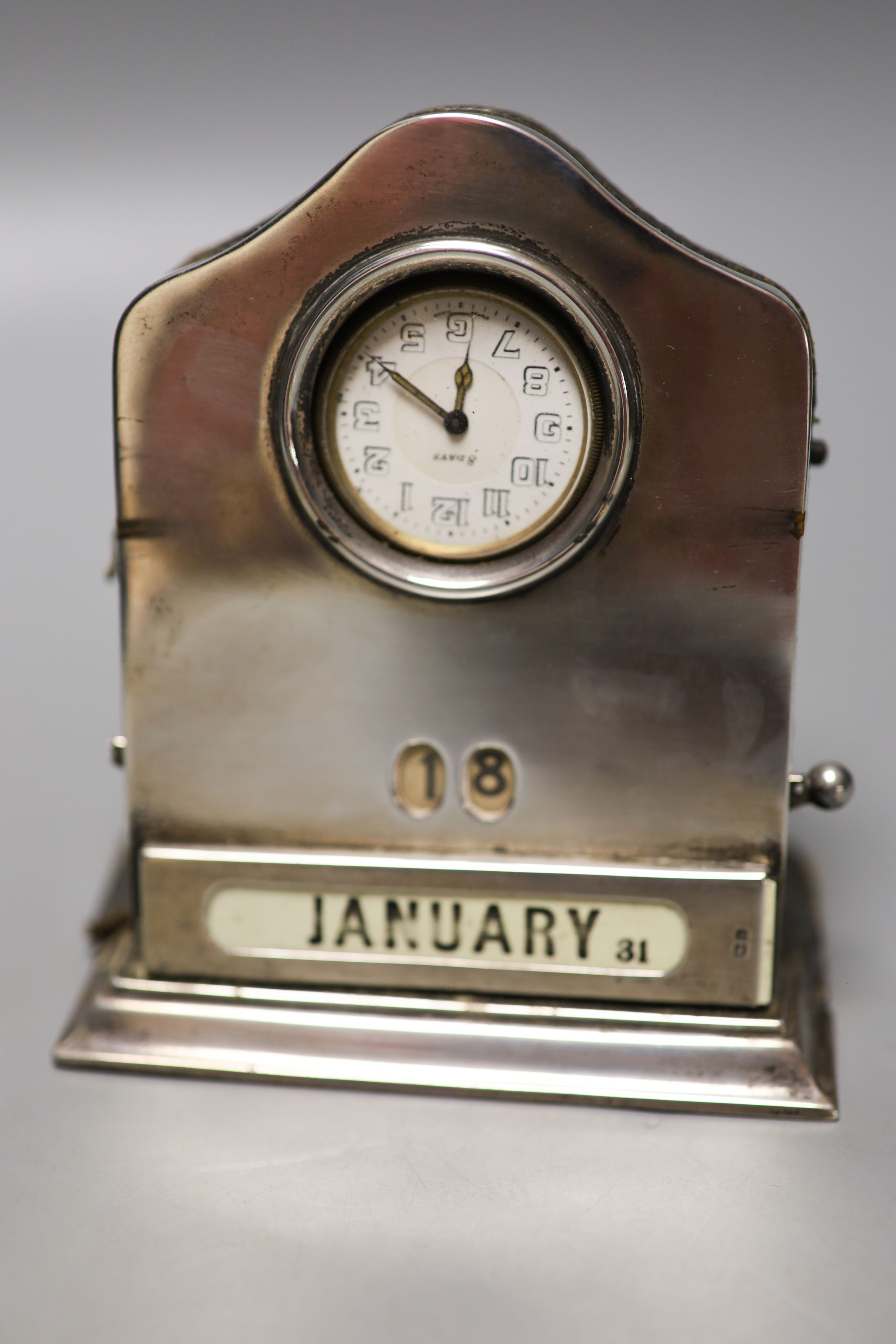 An Edwardian silver mounted desk calendar/timepiece, Birmingham, 1908, height 12.5cm and a Hanau 800 standard spill vase.